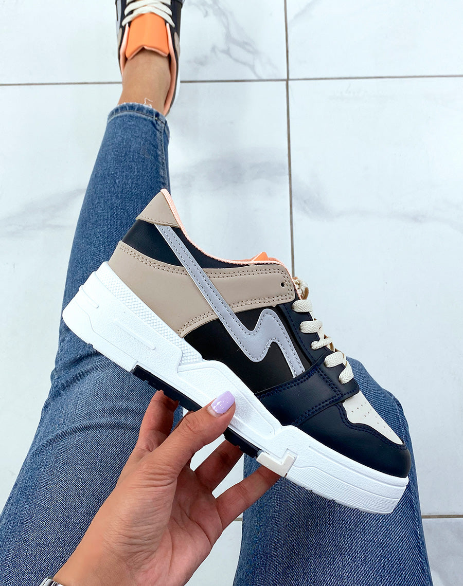 Baskets bleu nuit à empiècements beiges et oranges