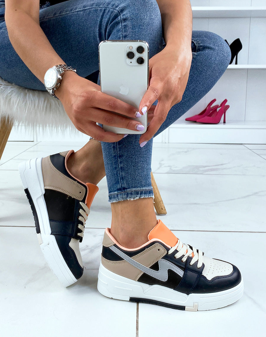 Baskets bleu nuit à empiècements beiges et oranges