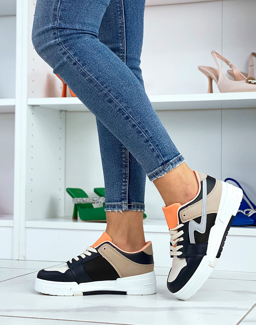 Baskets bleu nuit à empiècements beiges et oranges