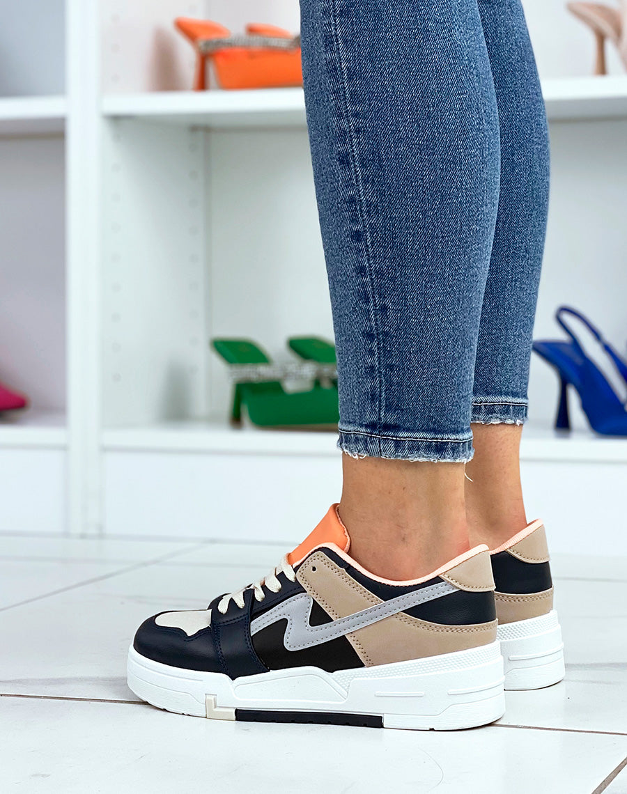 Baskets bleu nuit à empiècements beiges et oranges