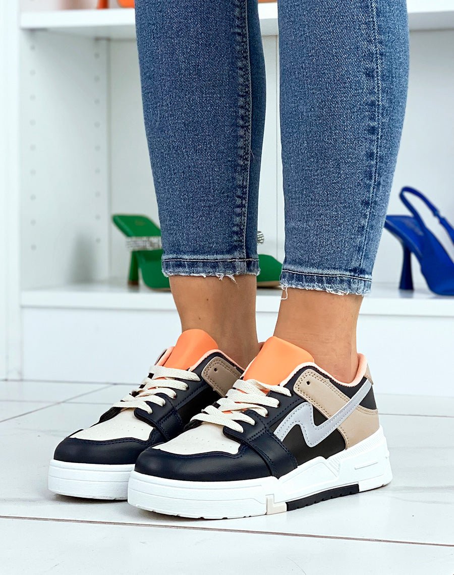 Baskets bleu nuit à empiècements beiges et oranges