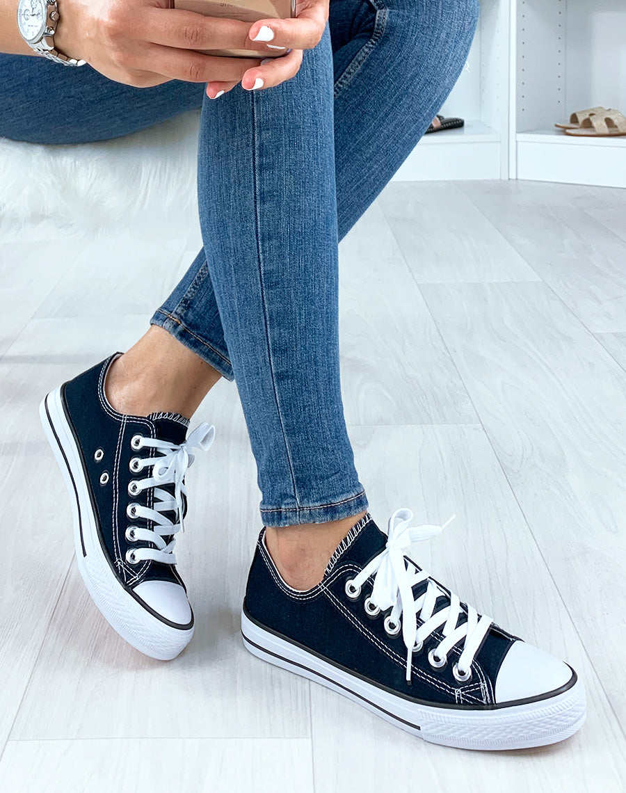 Baskets bleus marine