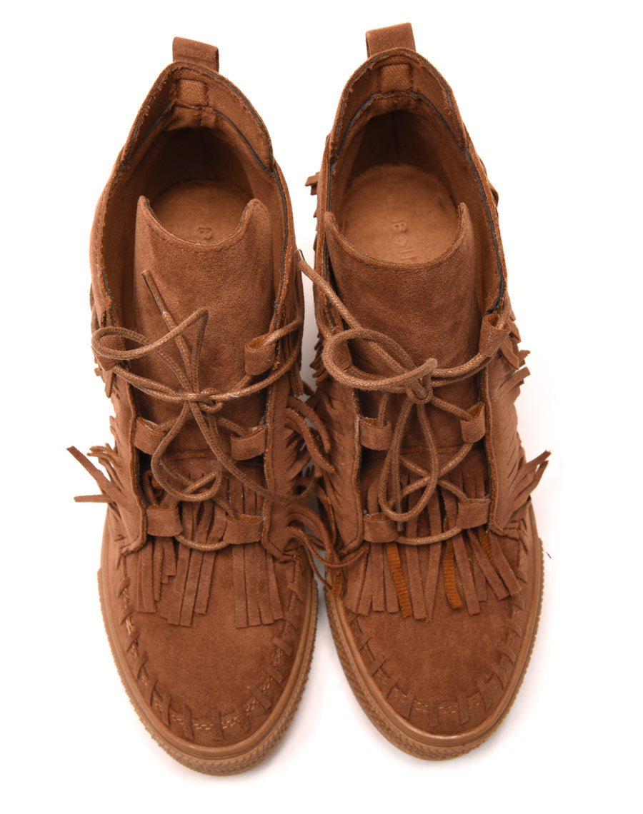 Baskets camelles compensées en suédine à franges