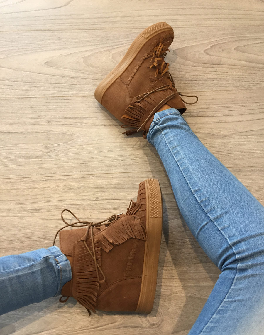 Baskets camelles compensées en suédine à franges