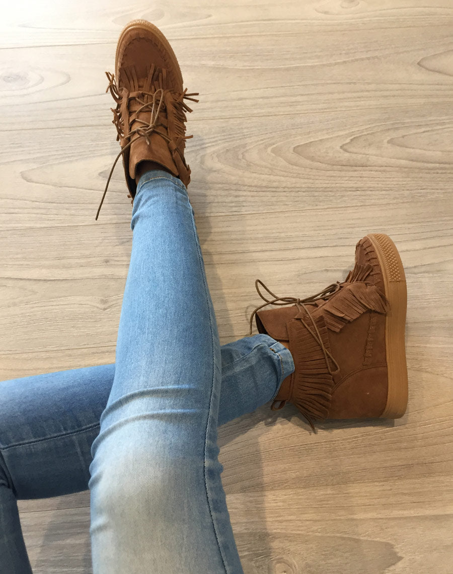 Baskets camelles compensées en suédine à franges