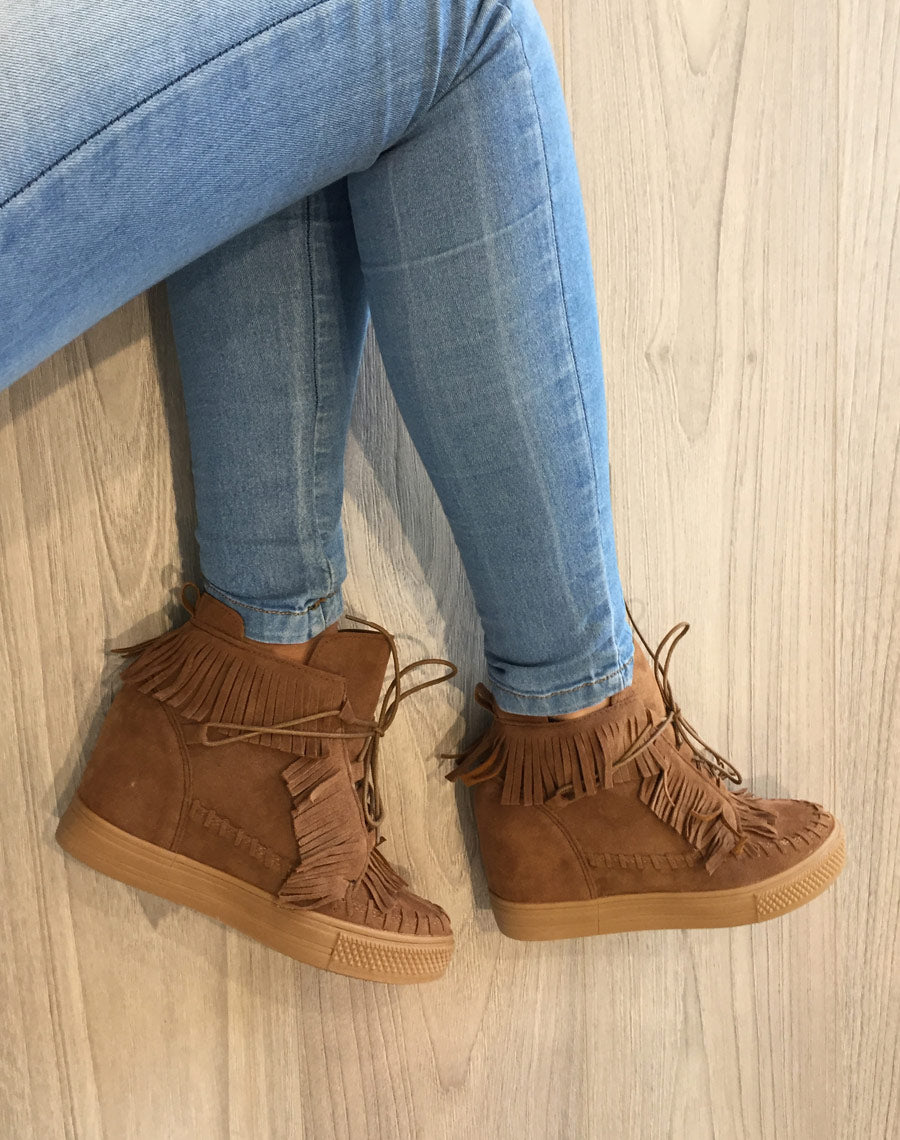 Baskets camelles compensées en suédine à franges