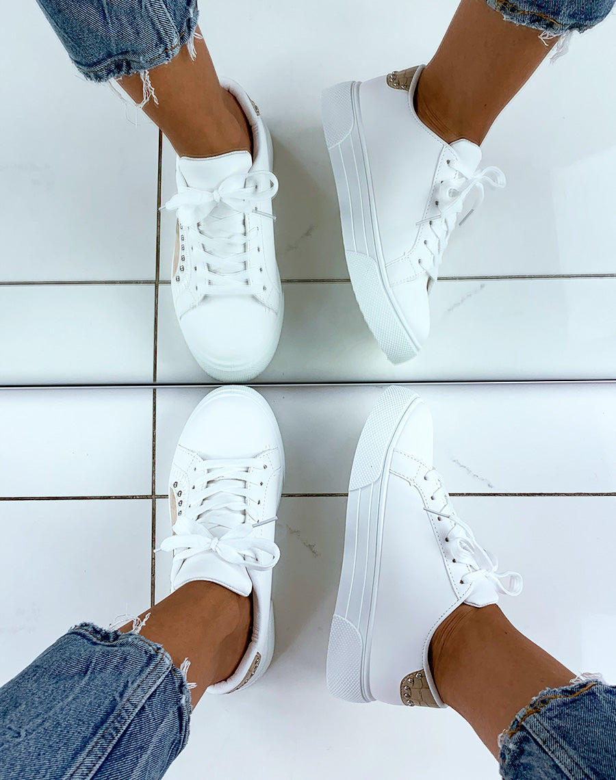 Baskets cloutées blanches et beiges effet croco