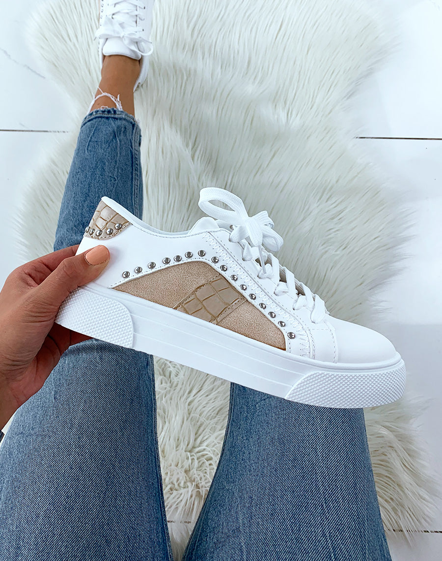 Baskets cloutées blanches et beiges effet croco