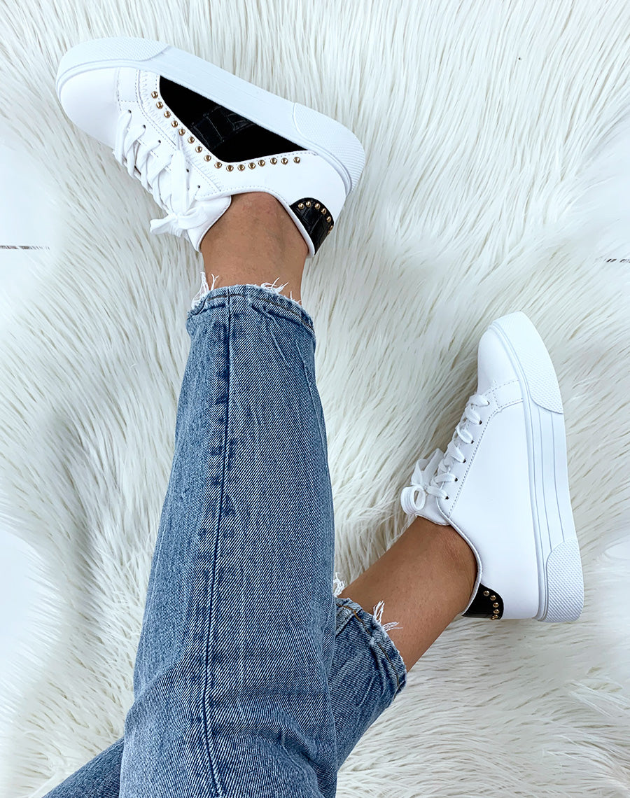 Baskets cloutées blanches et noires effet croco
