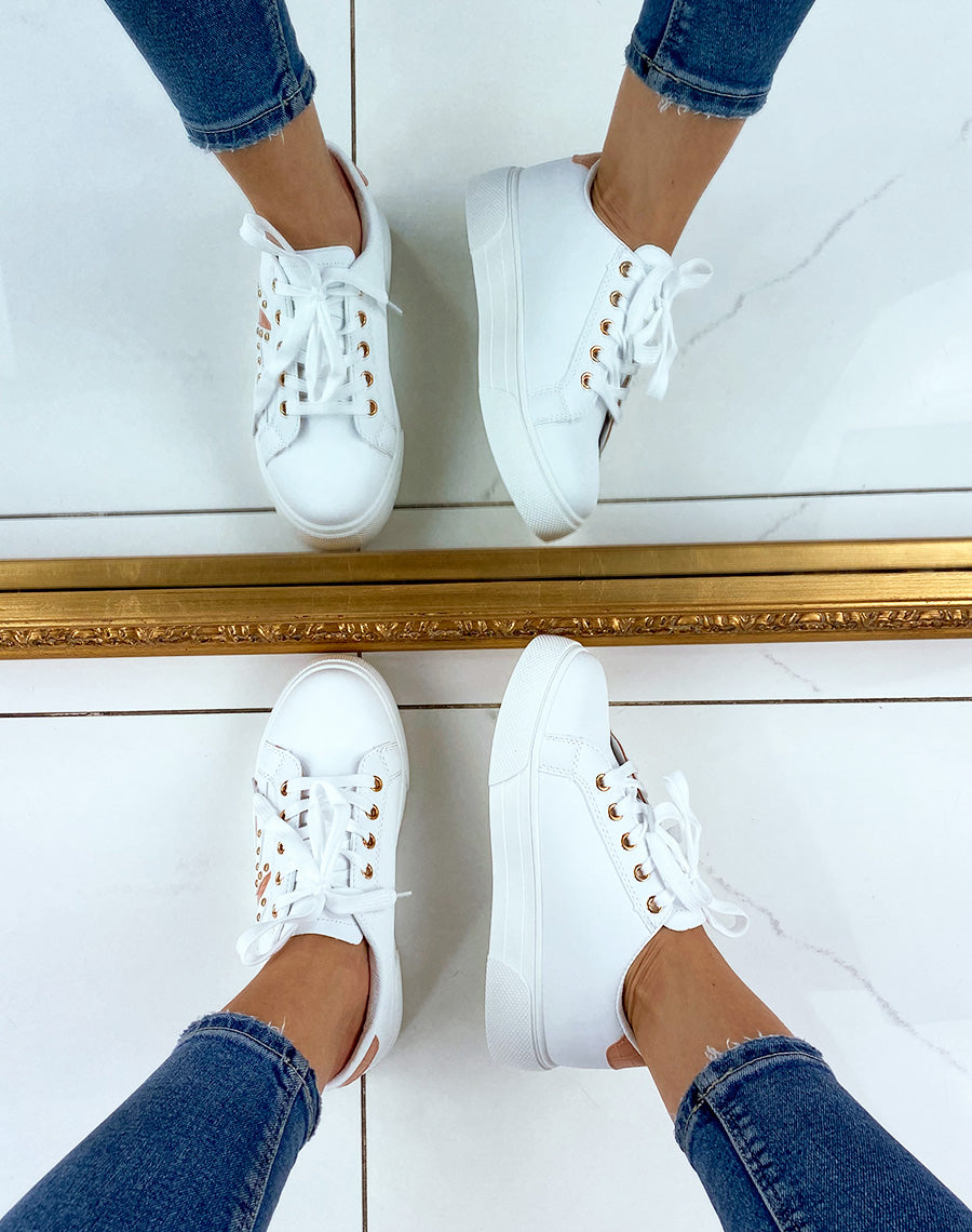 Baskets cloutés et à empiècement croco rose