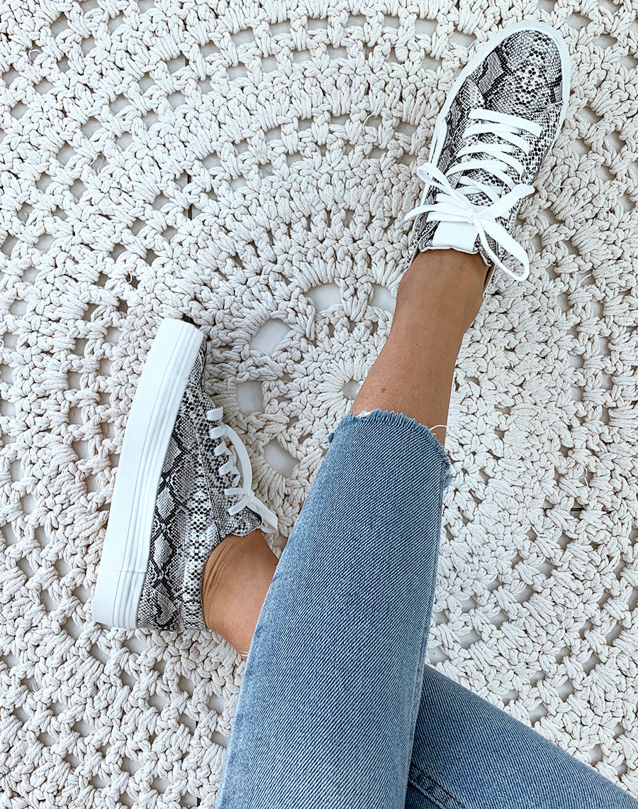 Baskets effet python à plateformes et empiècements blancs