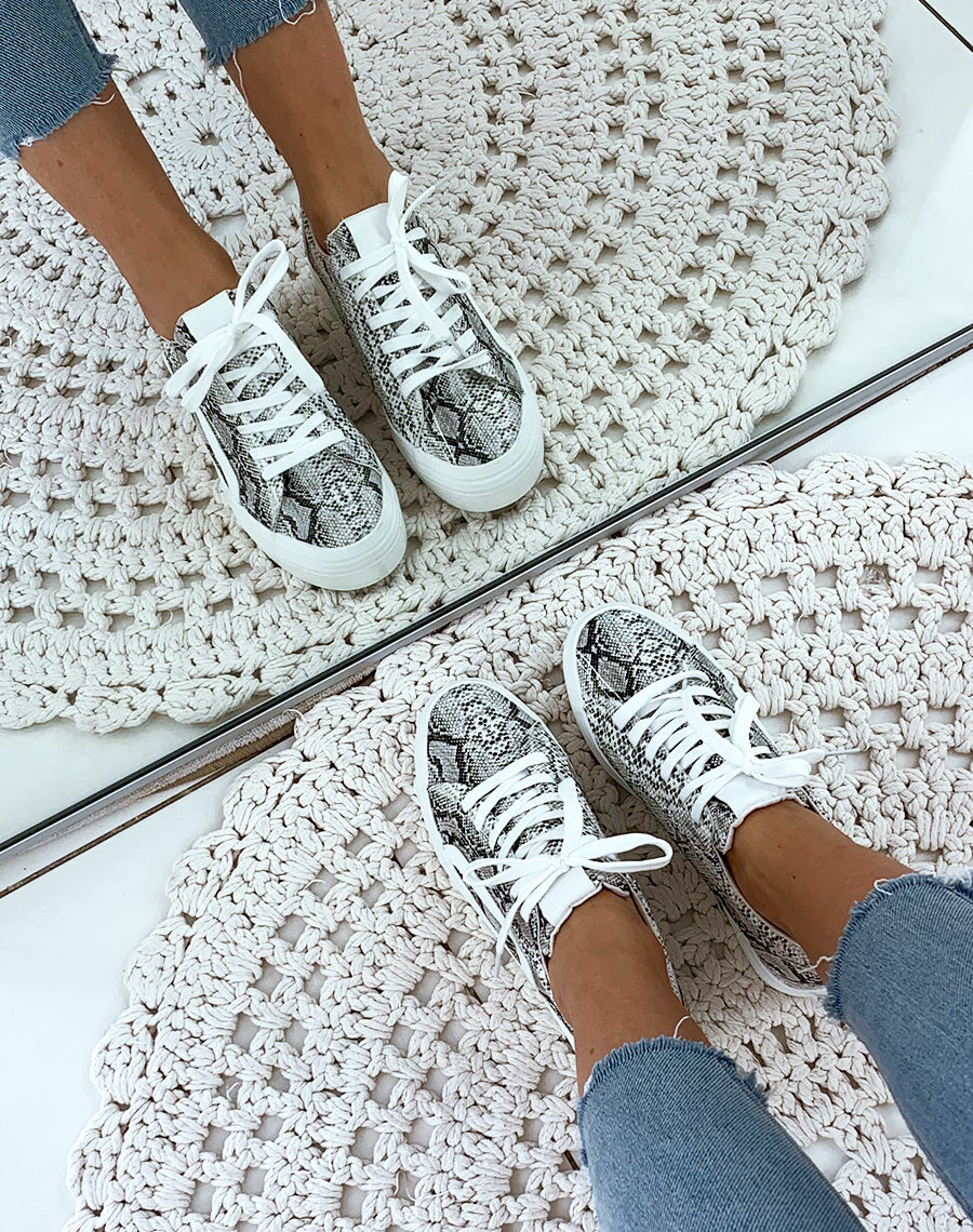 Baskets effet python à plateformes et empiècements blancs