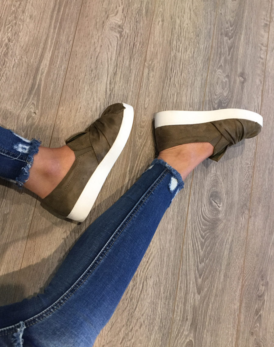 Baskets en suédine kaki à n?ud