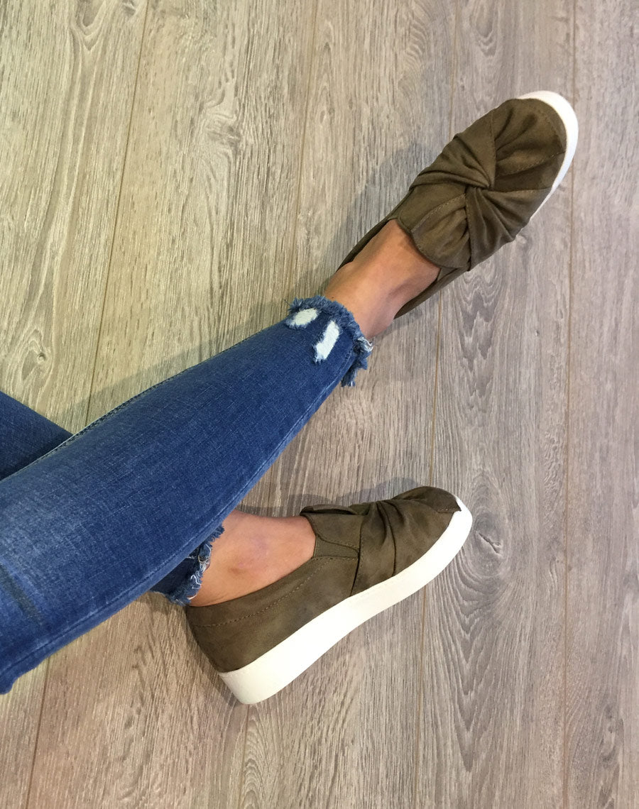 Baskets en suédine kaki à n?ud