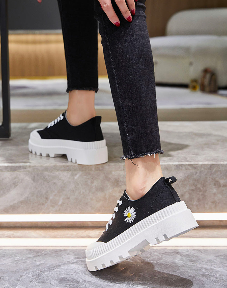 Baskets en tissu noires à pâquerette et semelle épaisse