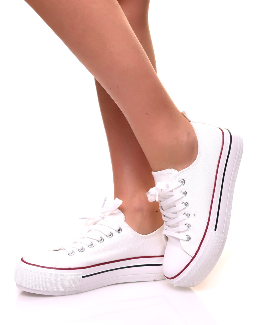 Baskets en toile blanche à plateformes décorées de liserés