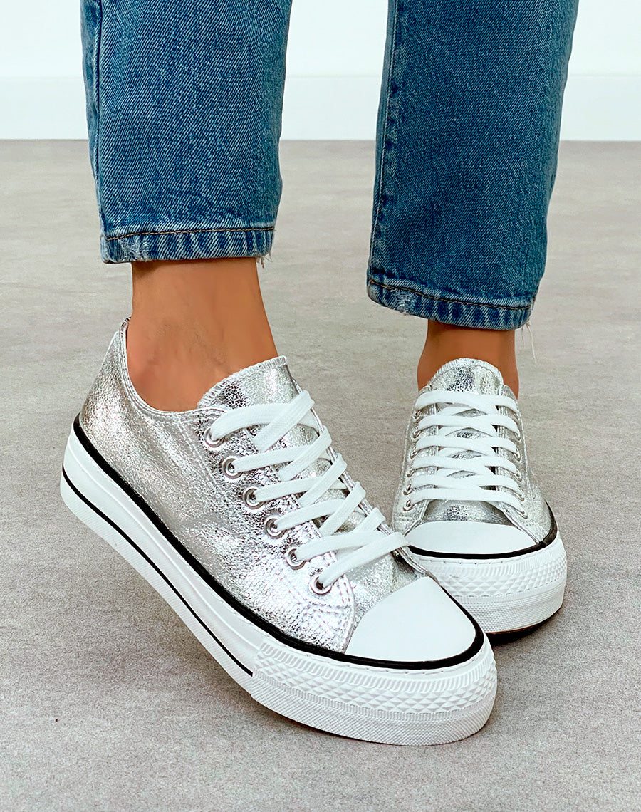 Baskets femme basses argentées avec semelle épaisse blanche