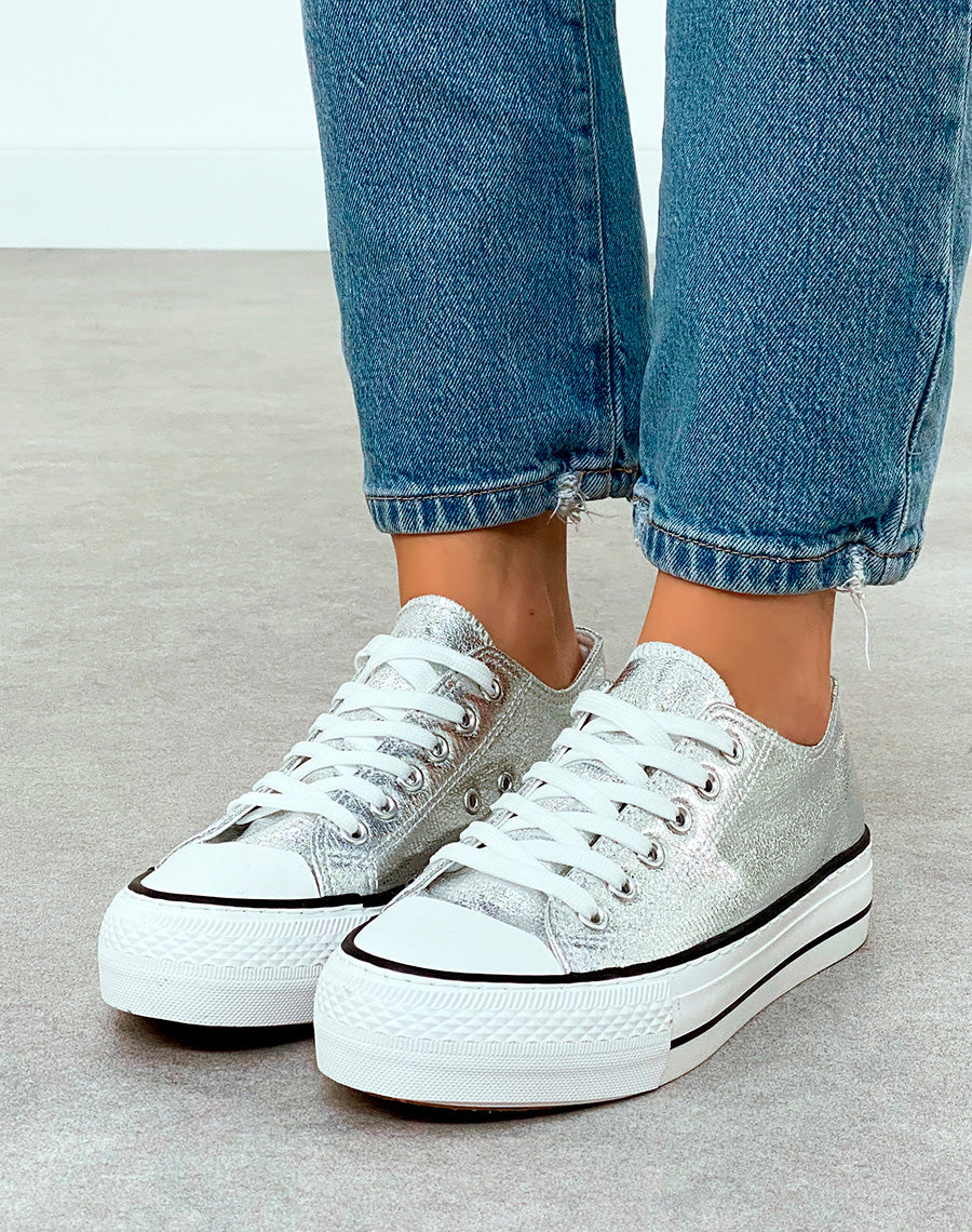 Baskets femme basses argentées avec semelle épaisse blanche