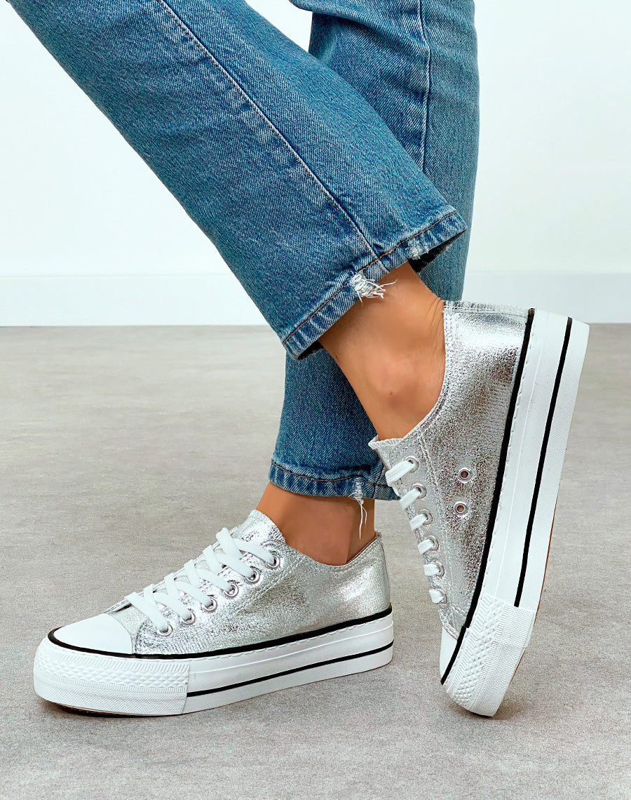 Baskets femme basses argentées avec semelle épaisse blanche