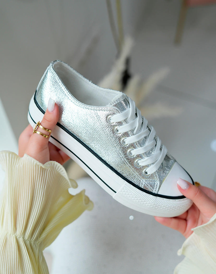 Baskets femme basses argentées avec semelle épaisse blanche