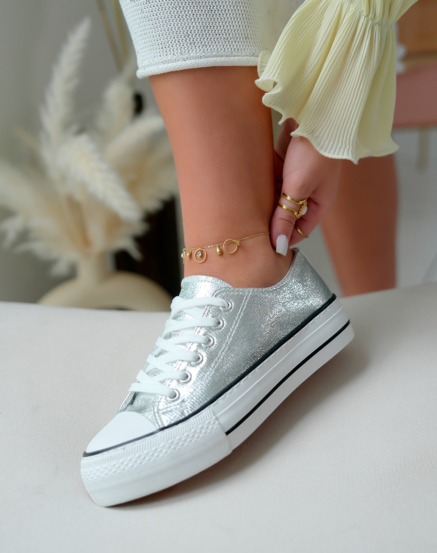 Baskets femme basses argentées avec semelle épaisse blanche