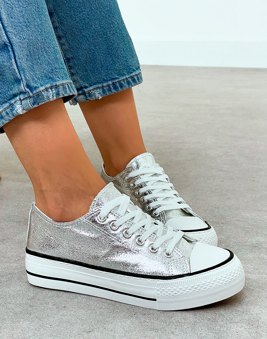 Baskets femme basses argentées avec semelle épaisse blanche
