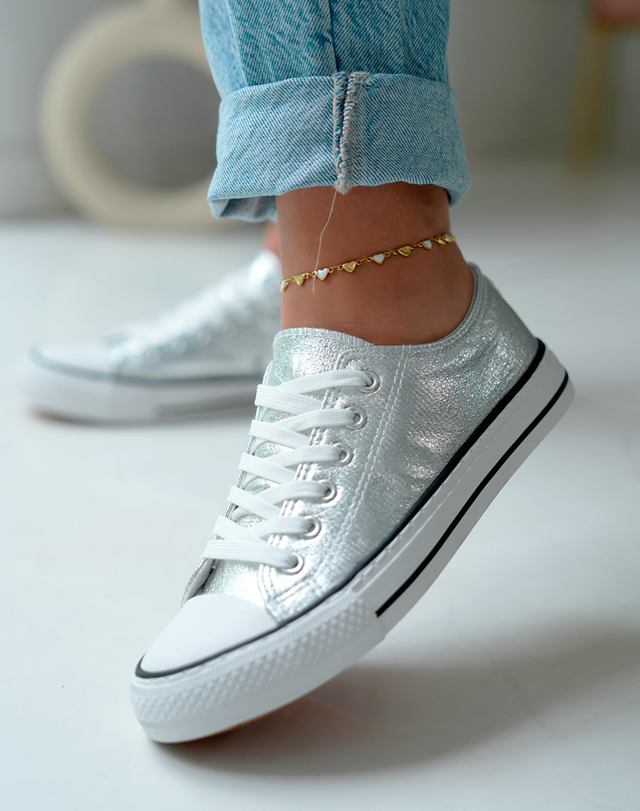Baskets femme basses argentées à lacets blancs et semelle blanche avec liseré noir