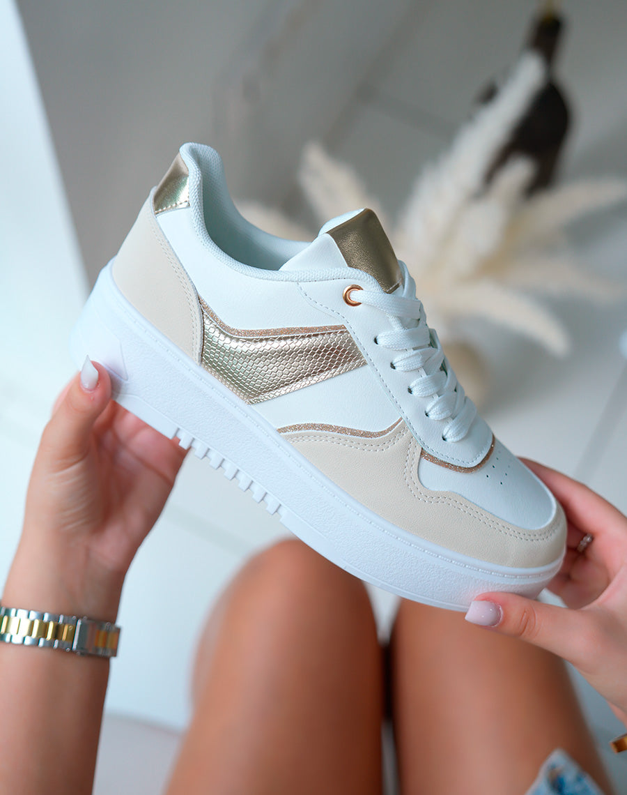 Baskets femme beige et blanche à empiècements et détail dorée