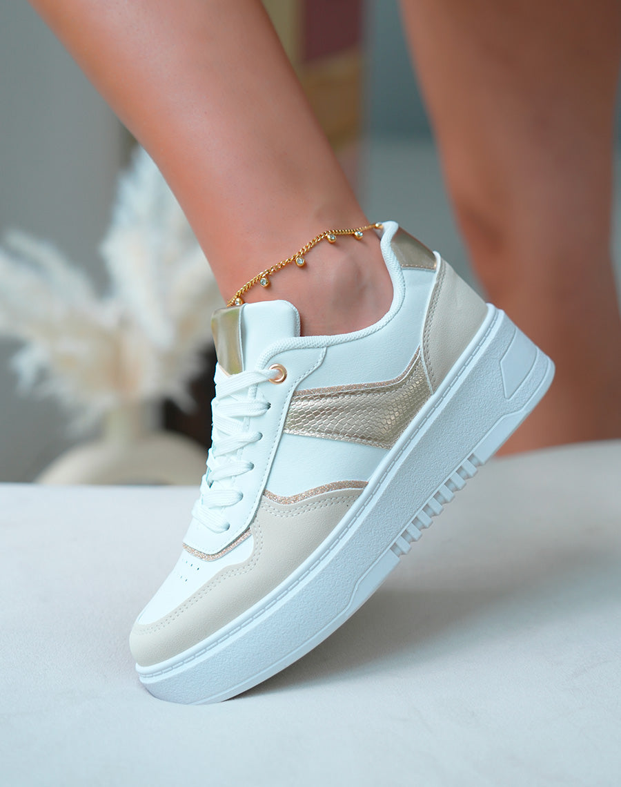Baskets femme beige et blanche à empiècements et détail dorée
