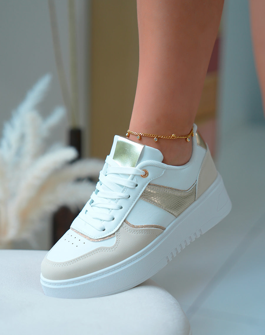 Baskets femme beige et blanche à empiècements et détail dorée