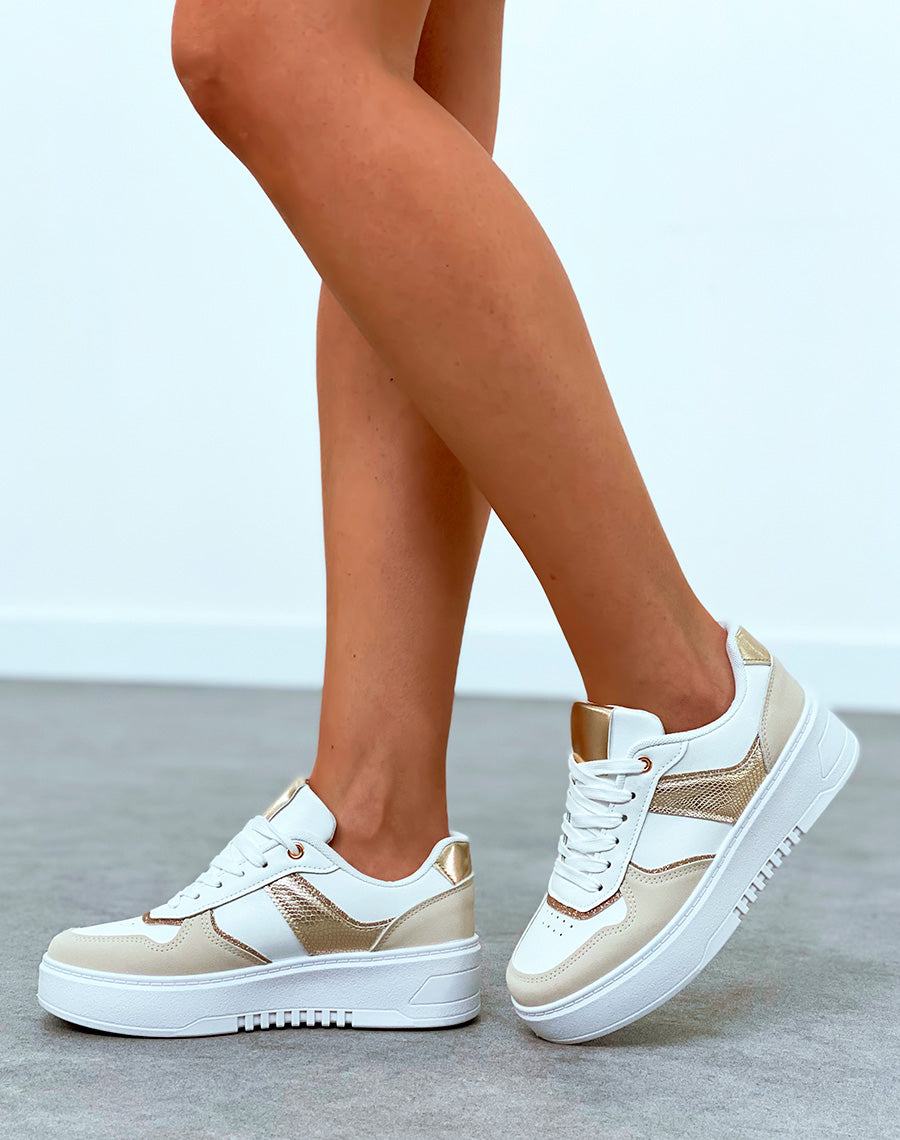 Baskets femme beige et blanche à empiècements et détail dorée