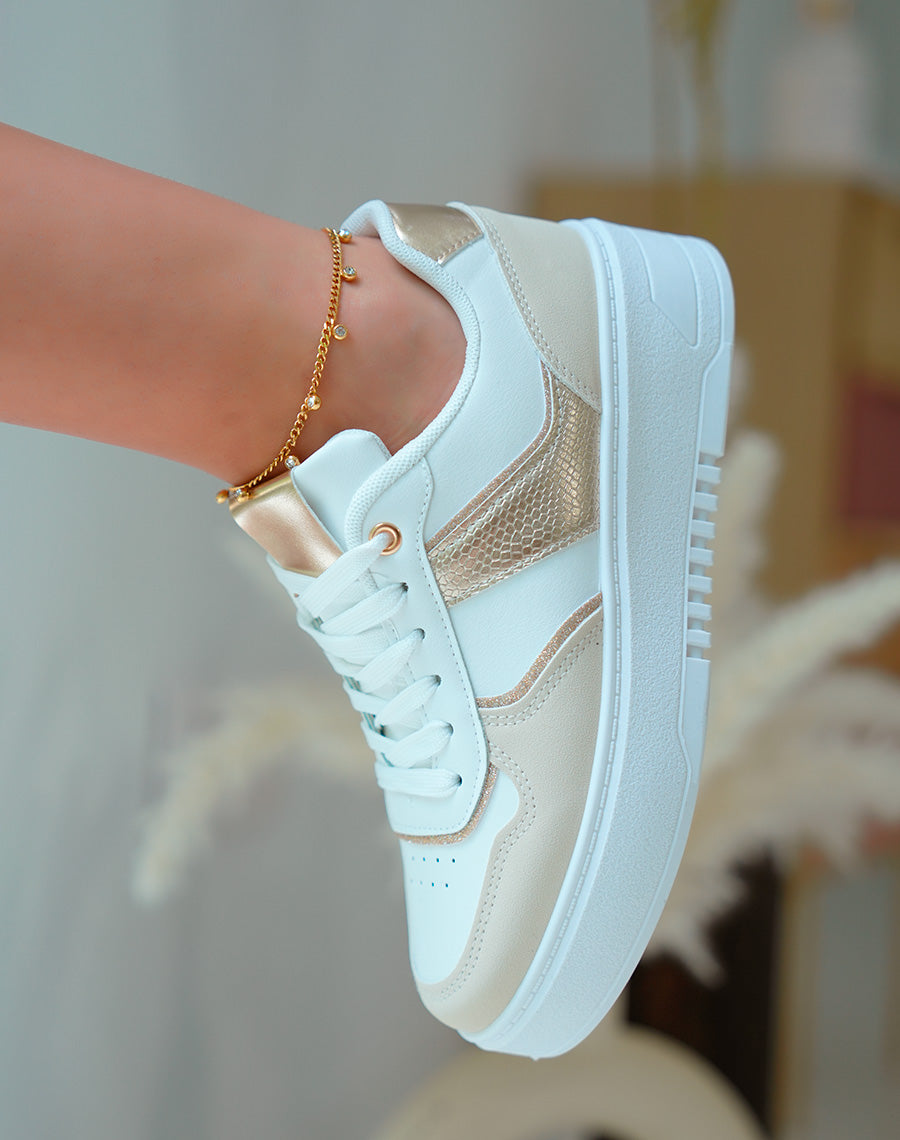 Baskets femme beige et blanche à empiècements et détail dorée