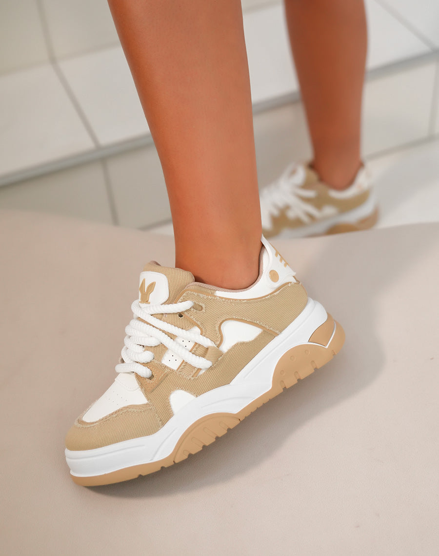 Baskets femme beige foncé et blanche effet déchiré à lacets corde