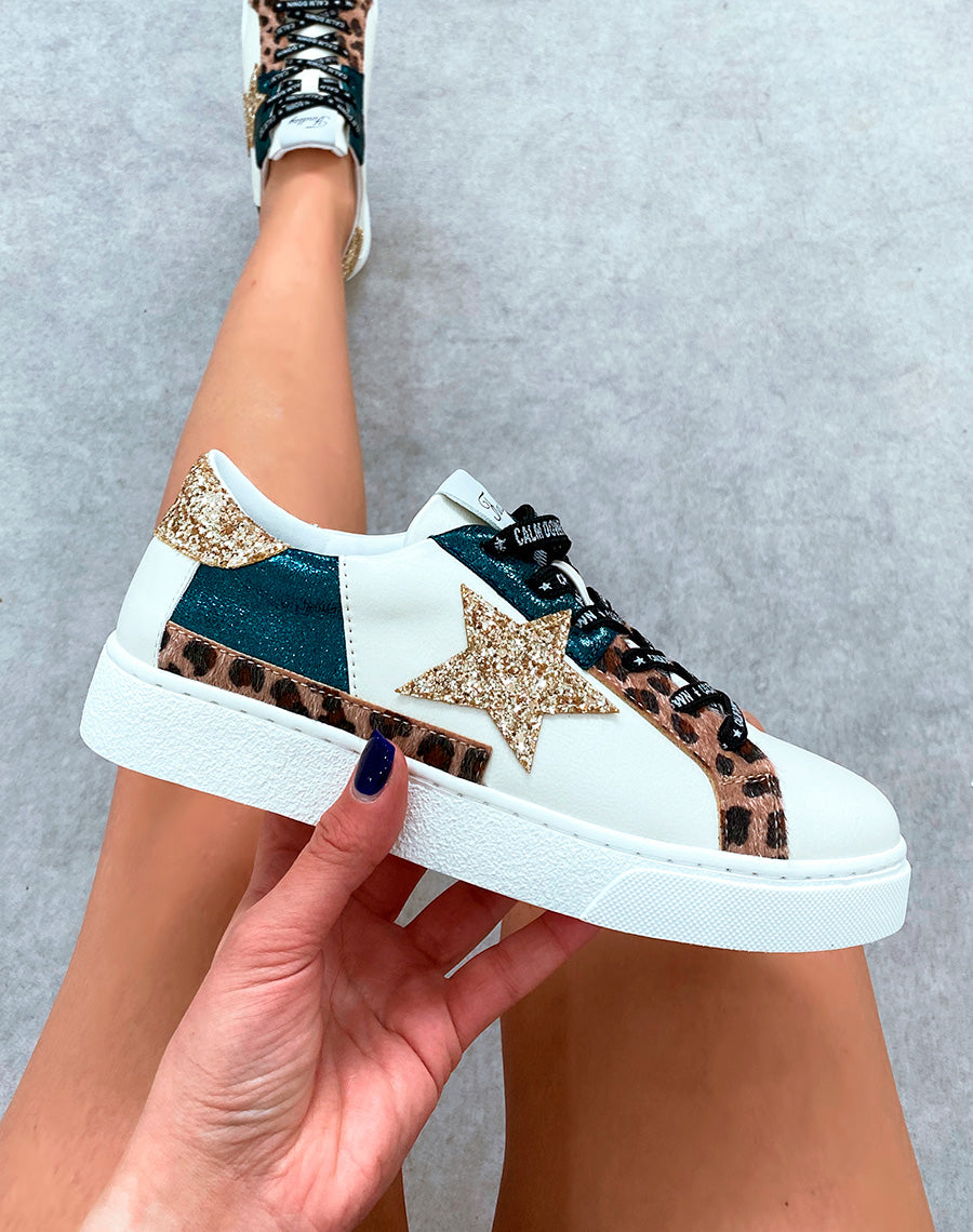 Baskets femme bi-matiere à lacets avec inscription et détail léopard