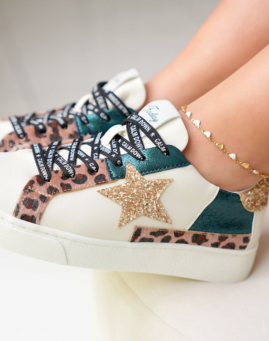 Baskets femme bi-matiere à lacets avec inscription et détail léopard