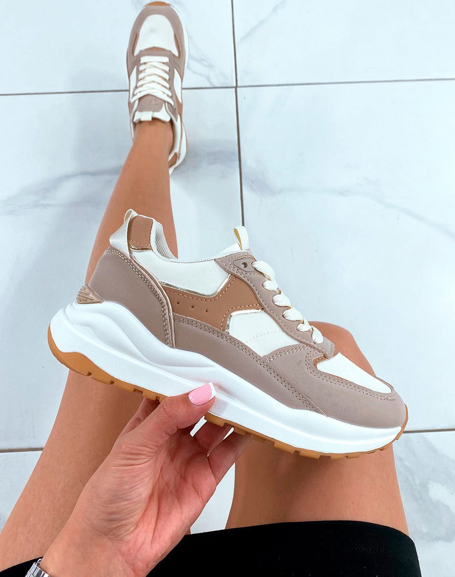 Baskets femme blanches avec empiècements taupe et dorés