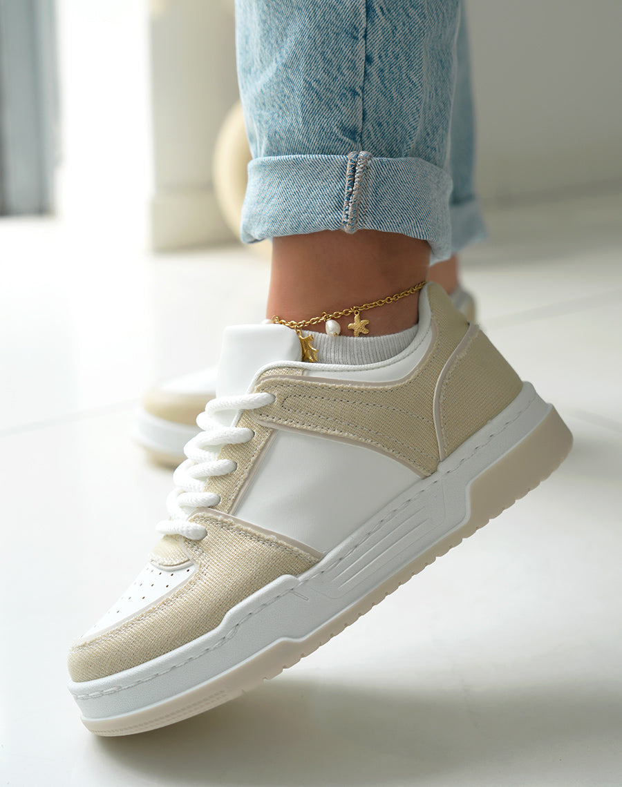 Baskets femme blanches à empiècements beiges et lacets épais