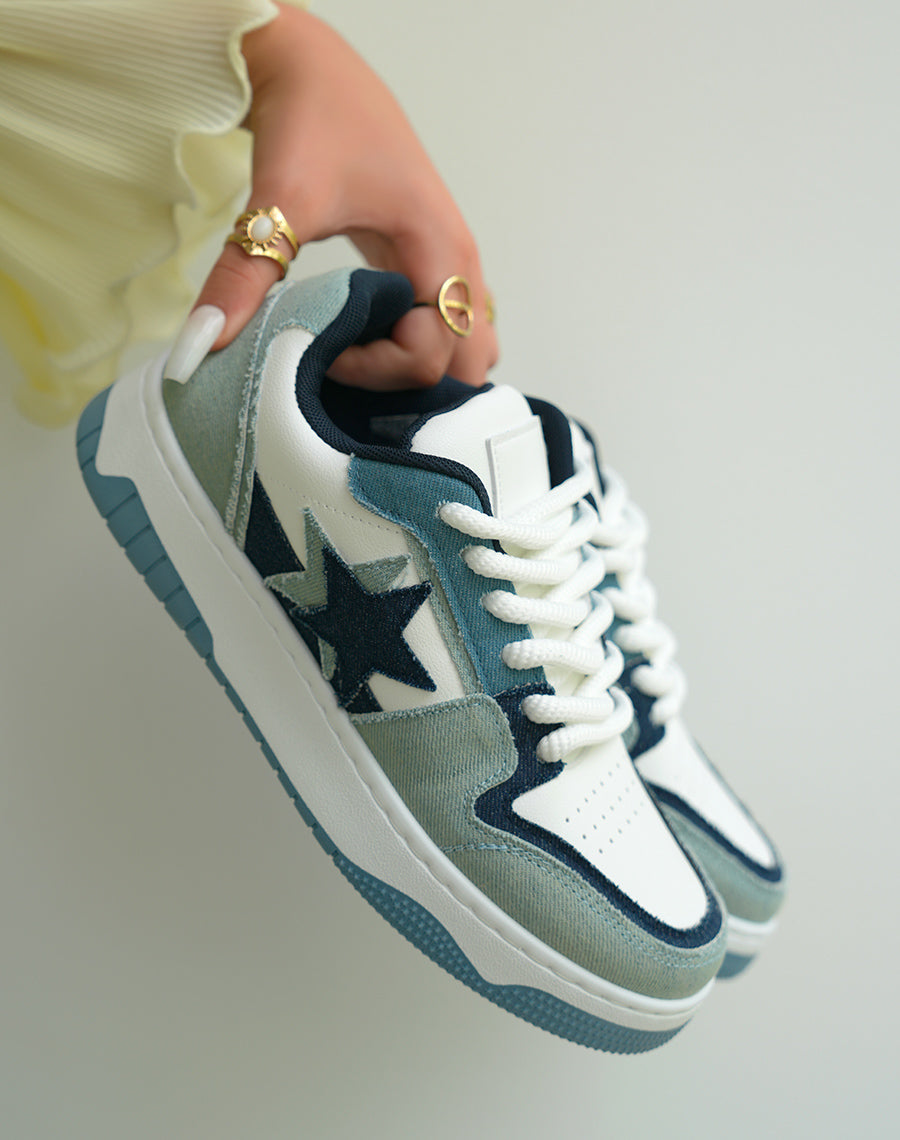 Baskets femme blanches à empiècements jeans et bleu avec lacets épais