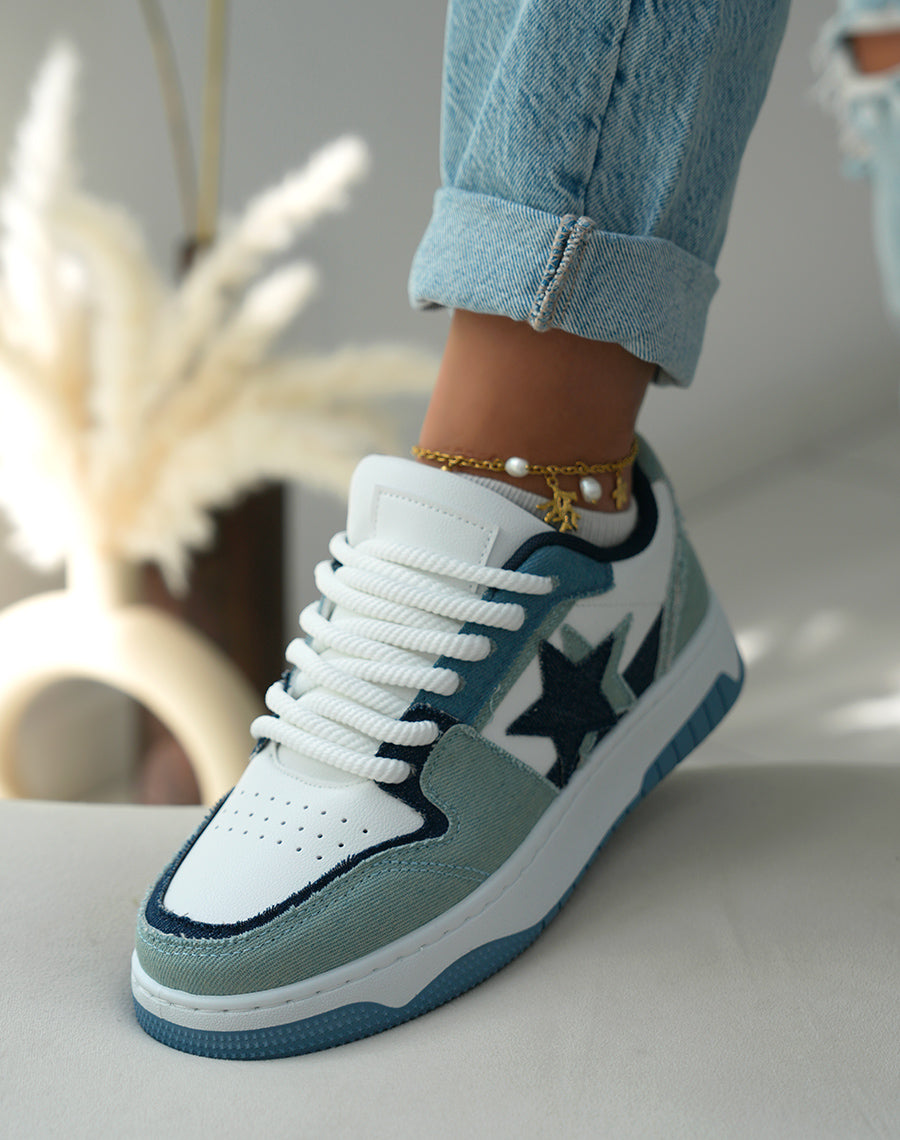 Baskets femme blanches à empiècements jeans et bleu avec lacets épais