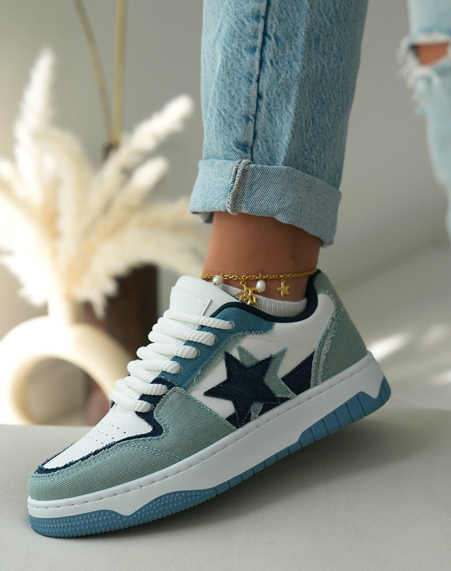 Baskets femme blanches à empiècements jeans et bleu avec lacets épais
