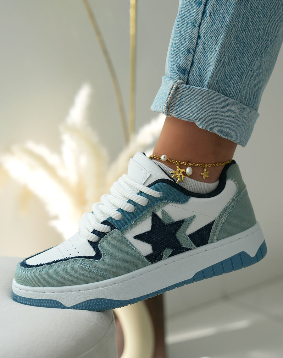 Baskets femme blanches à empiècements jeans et bleu avec lacets épais