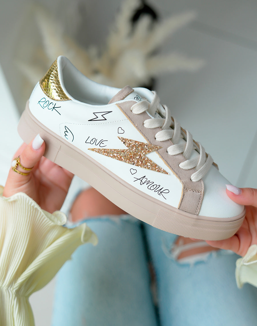 Baskets femme blanches et taupe avec étoile dorée pailletée et inscriptions graphiques