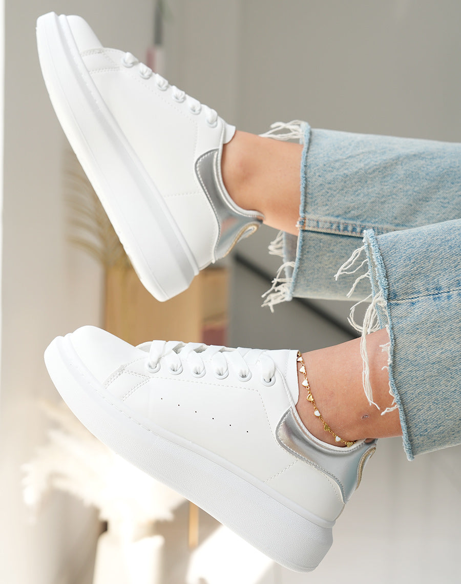 Baskets femme blanches tendance avec empiècement argenté irisé et détail doré