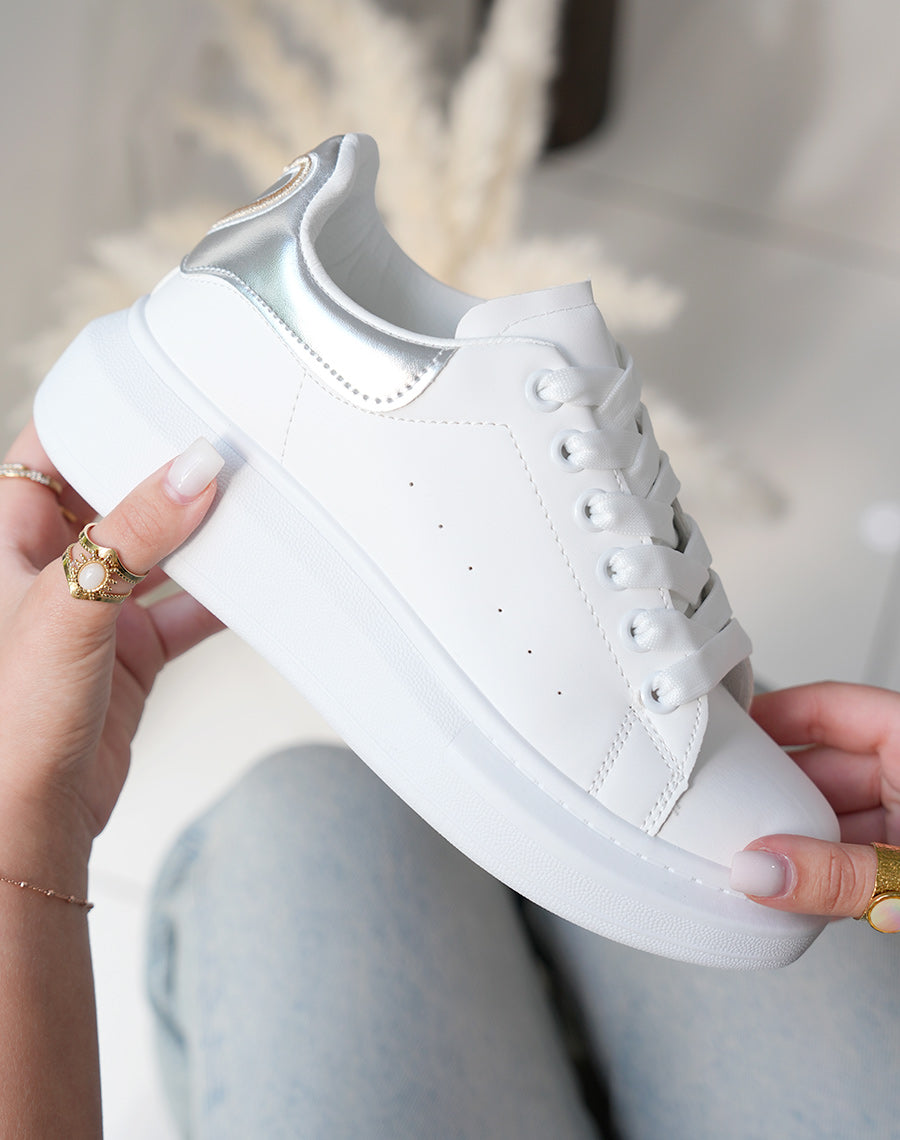 Baskets femme blanches tendance avec empiècement argenté irisé et détail doré