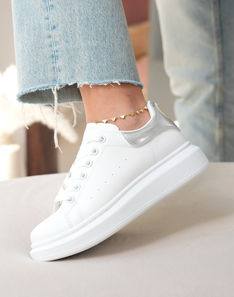 Baskets femme blanches tendance avec empiècement argenté irisé et détail doré