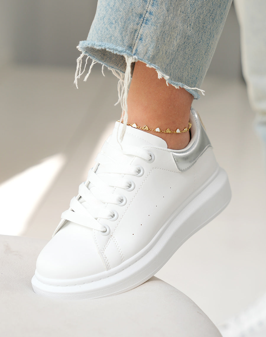 Baskets femme blanches tendance avec empiècement argenté irisé et détail doré