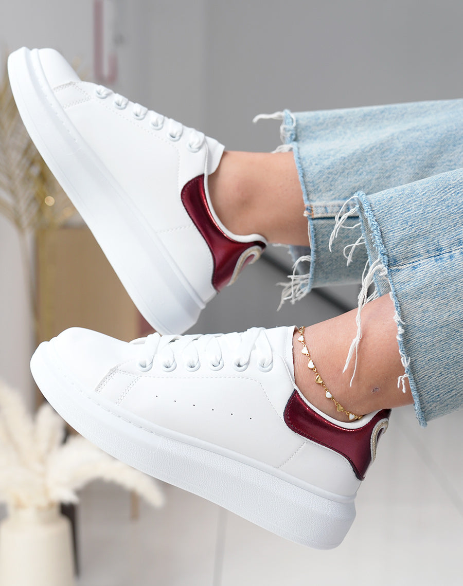 Baskets femme blanches tendance avec empiècement bordeaux irisé et détail doré