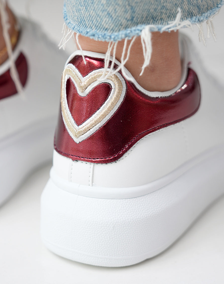 Baskets femme blanches tendance avec empiècement bordeaux irisé et détail doré