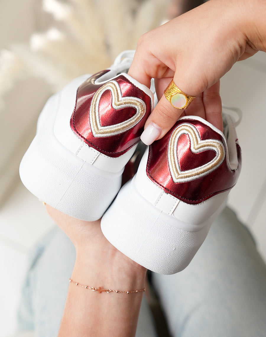 Baskets femme blanches tendance avec empiècement bordeaux irisé et détail doré