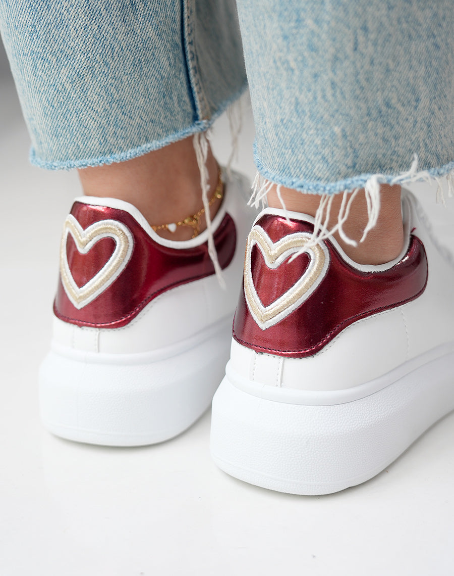 Baskets femme blanches tendance avec empiècement bordeaux irisé et détail doré